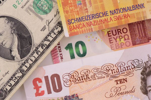 EUR CHF Wechselkurse fallen, USD legt zu